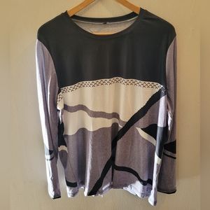 Womans long sleeve top with geometric design. Size xxlarge